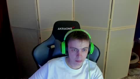 Snapshot of aron_neall chatting on December 13, 1:26 am biggest penis online show from December 13, 1:26 am