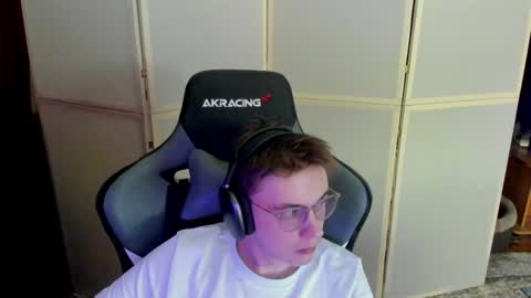 Snapshot of aron_neall chatting on December 14, 5:18 am biggest penis online show from December 14, 5:18 am