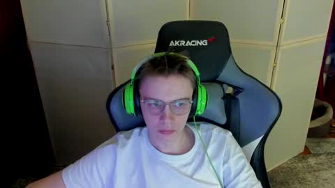 Snapshot of aron_neall chatting on December 15, 3:45 am biggest penis online show from December 15, 3:45 am