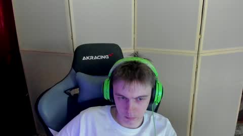 Snapshot of aron_neall chatting on December 18, 4:09 am biggest penis online show from December 18, 4:09 am