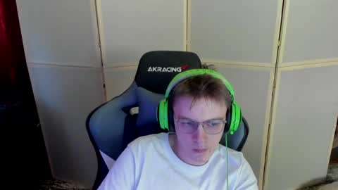 Snapshot of aron_neall chatting on December 18, 7:15 am biggest penis online show from December 18, 7:15 am