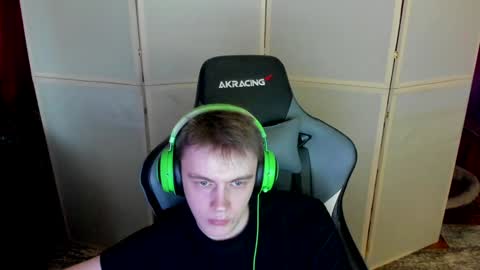 Snapshot of aron_neall chatting on December 20, 9:21 am biggest penis online show from December 20, 9:21 am