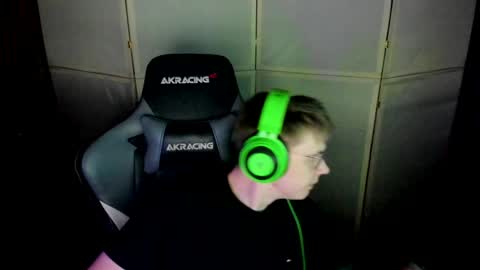 Snapshot of aron_neall chatting on December 23, 6:22 am biggest penis online show from December 23, 6:22 am