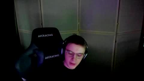 Snapshot of aron_neall chatting on December 24, 10:44 am biggest penis online show from December 24, 10:44 am