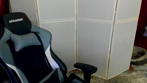 Snapshot of aron_neall chatting on December 29, 8:00 am biggest penis online show from December 29, 8:00 am