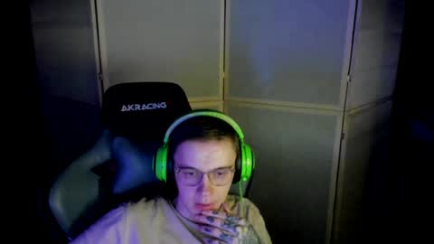 Snapshot of aron_neall chatting on February 13, 3:18 am biggest penis online show from February 13, 3:18 am