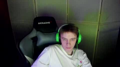 Snapshot of aron_neall chatting on February 26, 4:14 am biggest penis online show from February 26, 4:14 am