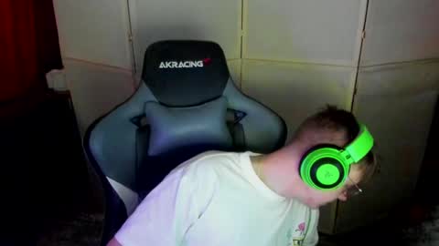 Snapshot of aron_neall chatting on February 28, 8:20 am biggest penis online show from February 28, 8:20 am