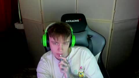 Snapshot of aron_neall chatting on March 5, 8:00 am biggest penis online show from March 5, 8:00 am