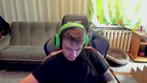 Snapshot of aron_neall chatting on September 30, 9:25 am biggest penis online show from September 30, 9:25 am