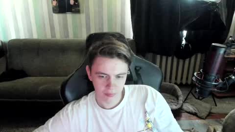Snapshot of aron_neall chatting on April 1, 9:21 am biggest penis online show from April 1, 9:21 am