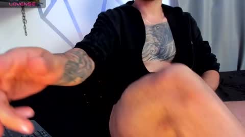 Snapshot of aron_santoro1 chatting on December 20, 4:09 am Aron Santoro online show from December 20, 4:09 am