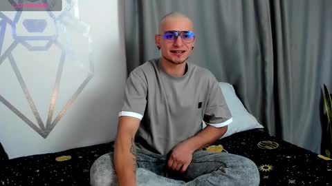 Snapshot of aron_santoro1 chatting on December 24, 11:33 pm Aron Santoro online show from December 24, 11:33 pm