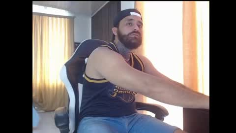 Snapshot of aronmiller404 chatting on November 6, 5:25 pm aronmiller online show from November 6, 5:25 pm