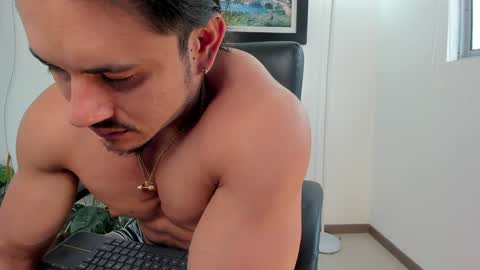 Snapshot of aroon_connor chatting on February 6, 9:38 pm   online show from February 6, 9:38 pm