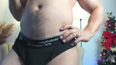 Snapshot of aroon_connor chatting on November 11, 10:43 pm online show from November 11, 10:43 pm