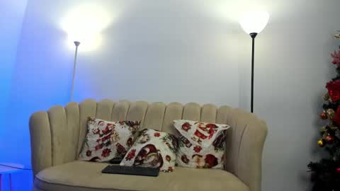 Snapshot of aroon_connor chatting on December 15, 2:16 am online show from December 15, 2:16 am