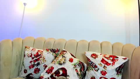 Snapshot of aroon_connor chatting on December 16, 1:43 am online show from December 16, 1:43 am