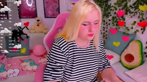 art_lovee_ online show from February 28, 1:39 am