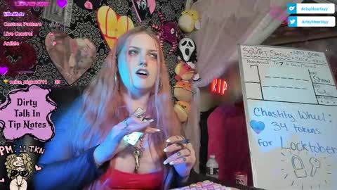 Snapshot of artsyheartsyy chatting on October 9, 2:09 am ArtsyHeartsyy online show from October 9, 2:09 am