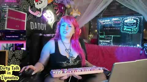 Snapshot of artsyheartsyy chatting on June 5, 2:51 am ArtsyHeartsyy online show from June 5, 2:51 am