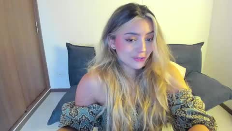 Snapshot of ary_cam230 chatting on May 18, 11:21 pm Zahaara online show from May 18, 11:21 pm