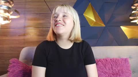 Snapshot of ary_hanna chatting on June 8, 10:48 am sofia online show from June 8, 10:48 am