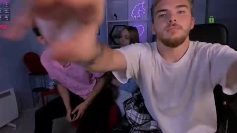 ash_raven_ online show from October 8, 7:55 pm