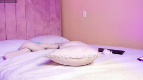 ashley_beaomunt online show from April 25, 1:41 pm