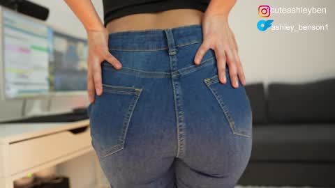 Snapshot of ashley_benson1 chatting on December 20, 2:18 am ashley online show from December 20, 2:18 am