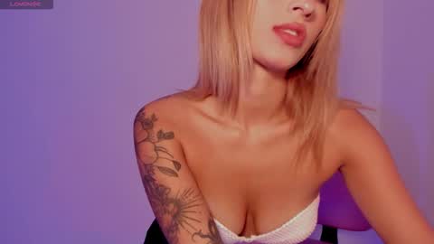 Snapshot of ashleyroys_111 chatting on November 8, 3:23 pm dahiana online show from November 8, 3:23 pm