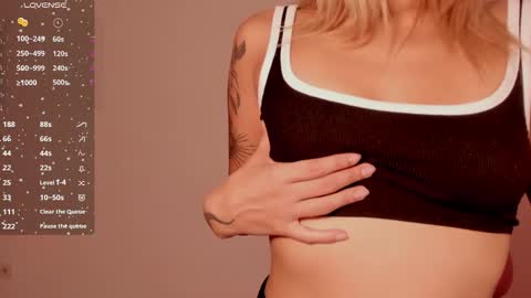 Snapshot of ashleyroys_111 chatting on November 10, 5:01 pm dahiana online show from November 10, 5:01 pm