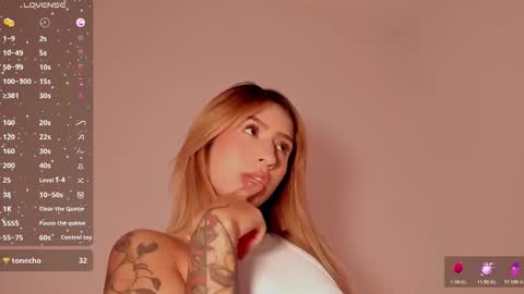 Snapshot of ashleyroys_111 chatting on November 11, 3:45 pm dahiana online show from November 11, 3:45 pm