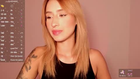 Snapshot of ashleyroys_111 chatting on December 16, 6:24 pm dahiana online show from December 16, 6:24 pm