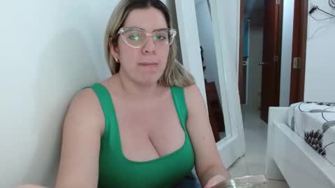 Snapshot of ashlymoon chatting on January 7, 6:45 pm AshlyMoon online show from January 7, 6:45 pm