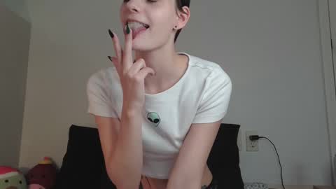 Snapshot of ashquartz chatting on December 19, 7:40 pm Ash online show from December 19, 7:40 pm