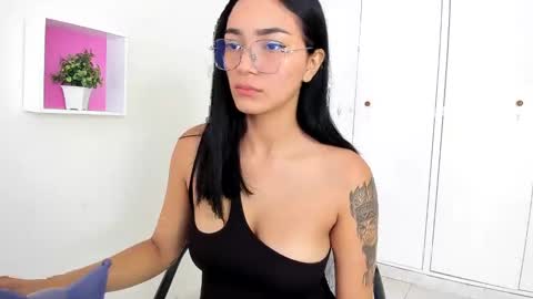 Snapshot of asiam_brunet chatting on January 10, 12:58 pm Camila online show from January 10, 12:58 pm