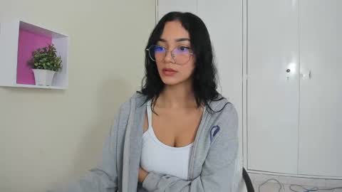 Snapshot of asiam_brunet chatting on February 10, 1:11 pm Camila online show from February 10, 1:11 pm