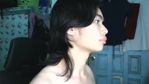 asian_babyboi online show from November 24, 9:53 am