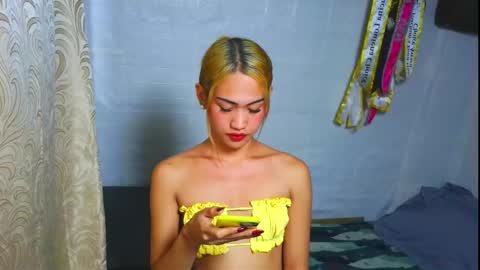 Snapshot of asian_loraine chatting on October 6, 10:23 am LOVELY LORAINE online show from October 6, 10:23 am