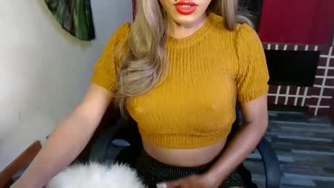 Snapshot of asian_petit19 chatting on January 6, 7:35 pm Lovely online show from January 6, 7:35 pm