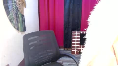 Snapshot of asian_petit19 chatting on January 27, 3:15 am Lovely online show from January 27, 3:15 am