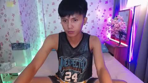 Snapshot of asiansmokeyxx chatting on February 22, 6:52 pm prince online show from February 22, 6:52 pm