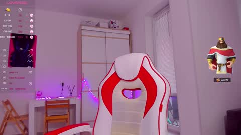 Snapshot of askcaroline chatting on December 23, 10:53 am Caroline online show from December 23, 10:53 am