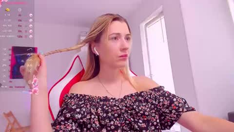 Snapshot of askcaroline chatting on September 9, 9:42 am Caroline online show from September 9, 9:42 am