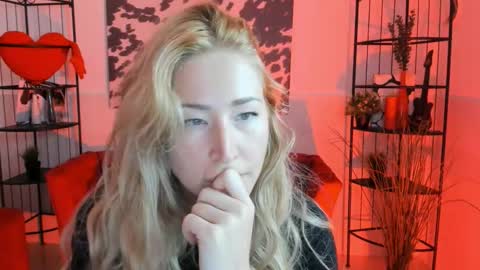 Snapshot of astramonroe chatting on September 9, 10:26 am astramonroe online show from September 9, 10:26 am