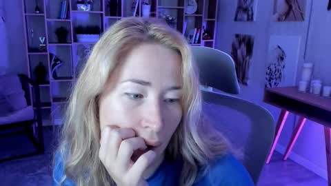 Snapshot of astramonroe chatting on September 23, 2:14 am astramonroe online show from September 23, 2:14 am