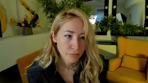 Snapshot of astramonroe chatting on September 29, 4:28 am astramonroe online show from September 29, 4:28 am