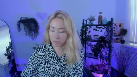 astramonroe online show from June 8, 10:04 am