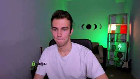 Snapshot of astren_villo chatting on December 3, 1:31 pm astren online show from December 3, 1:31 pm